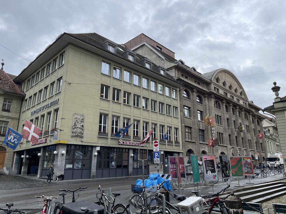 Rechts der Versammlungsort: Hotel Bern in Bern.